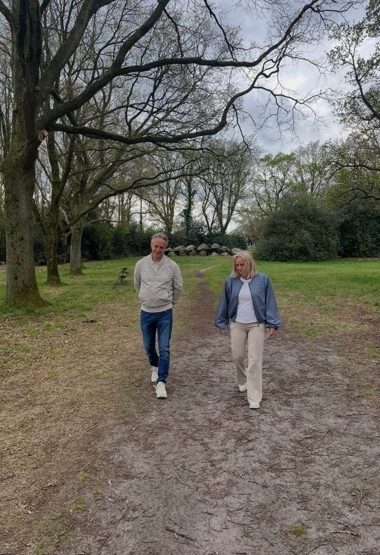 Desiree wandelt over een bospad tijdens wandelcoaching